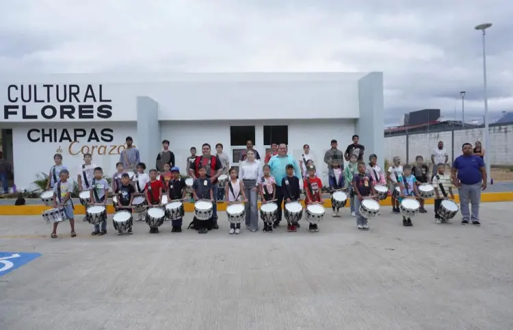 Valeria Rosales visita a la banda de guerra