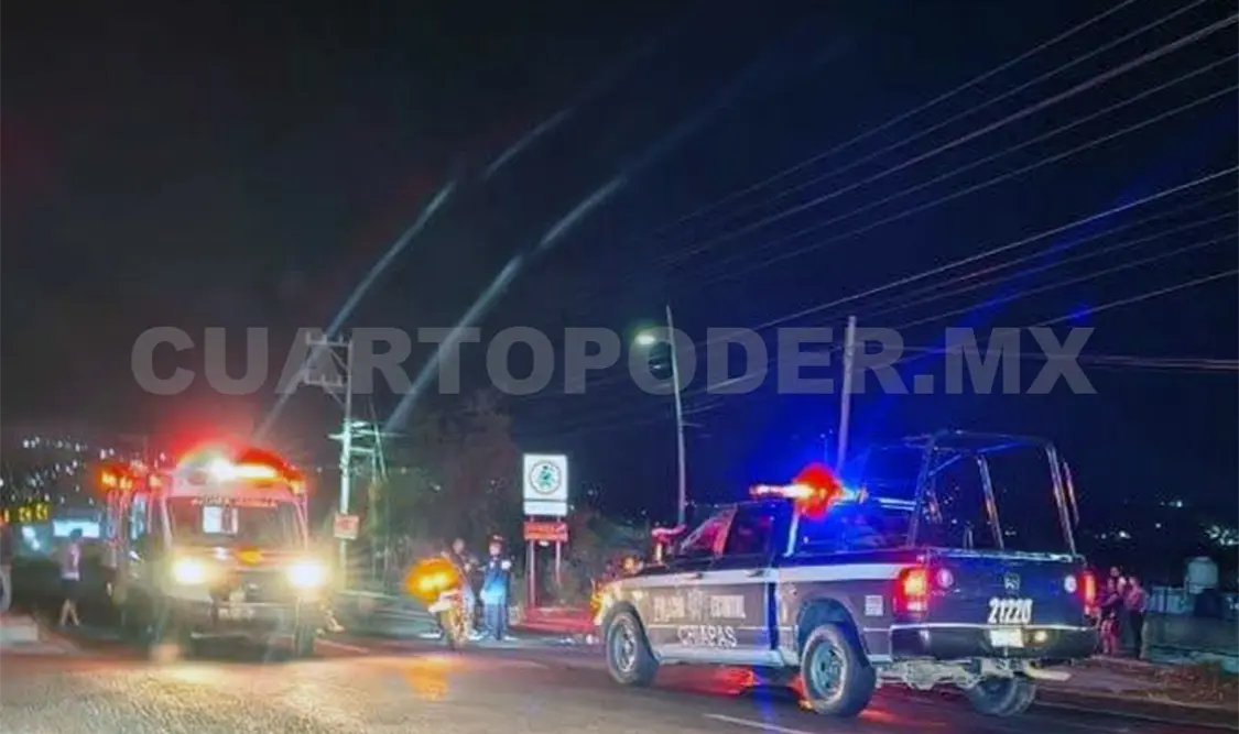 Los embiste auto que huye y quedan graves