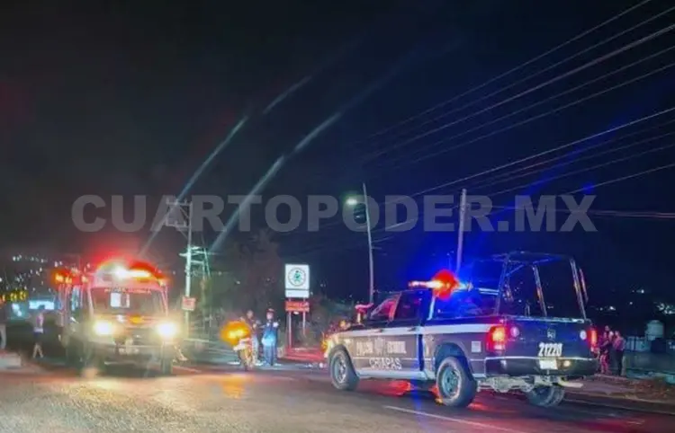 Los embiste auto que huye y quedan graves