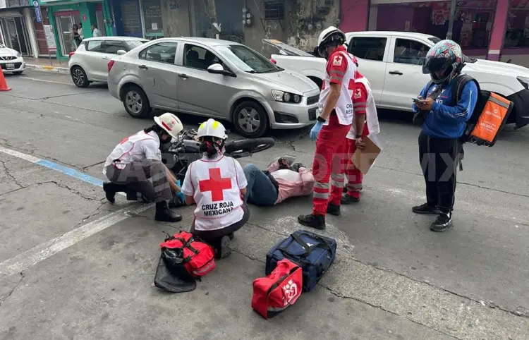 Abre puerta de carro y se estampa con su moto