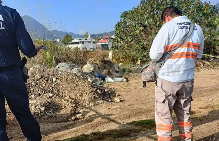 Localizan hombre sin vida en baldío