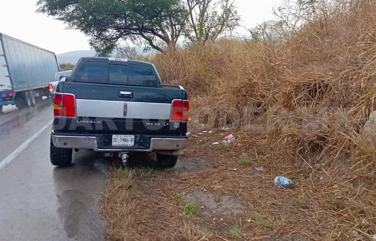 Pierden agarre por asfalto mojado y chocan en la vía