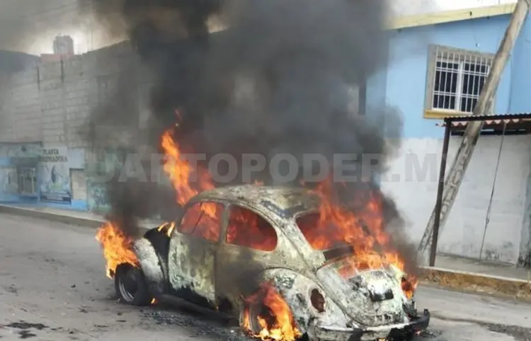 Se incendia vehículo por cortocircuito