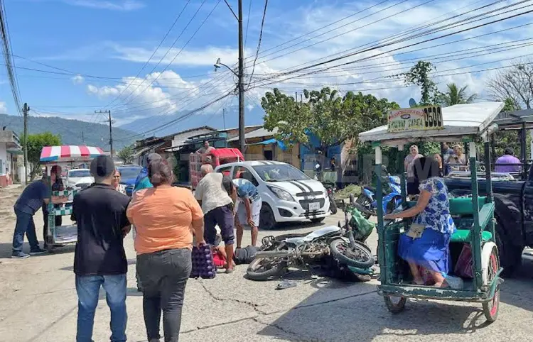 Tres lesionados deja choque de motos