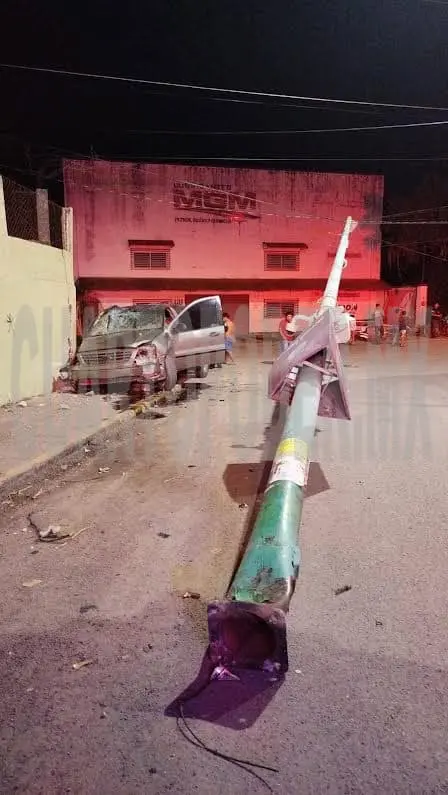 Al ir a exceso de velocidad tira poste del C5