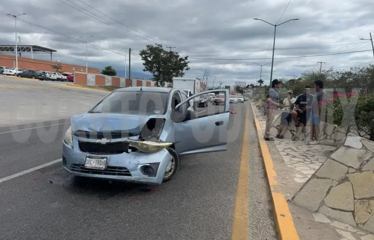 Choque por alcance deja daños cuantiosos 