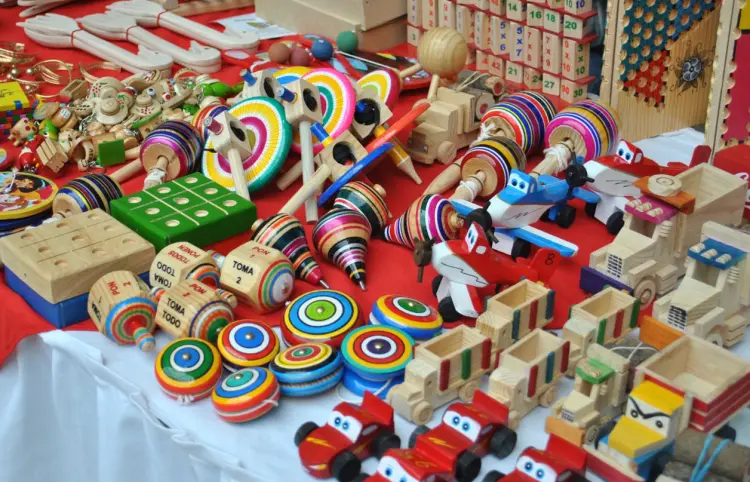 Crean artesanos magia en la madera