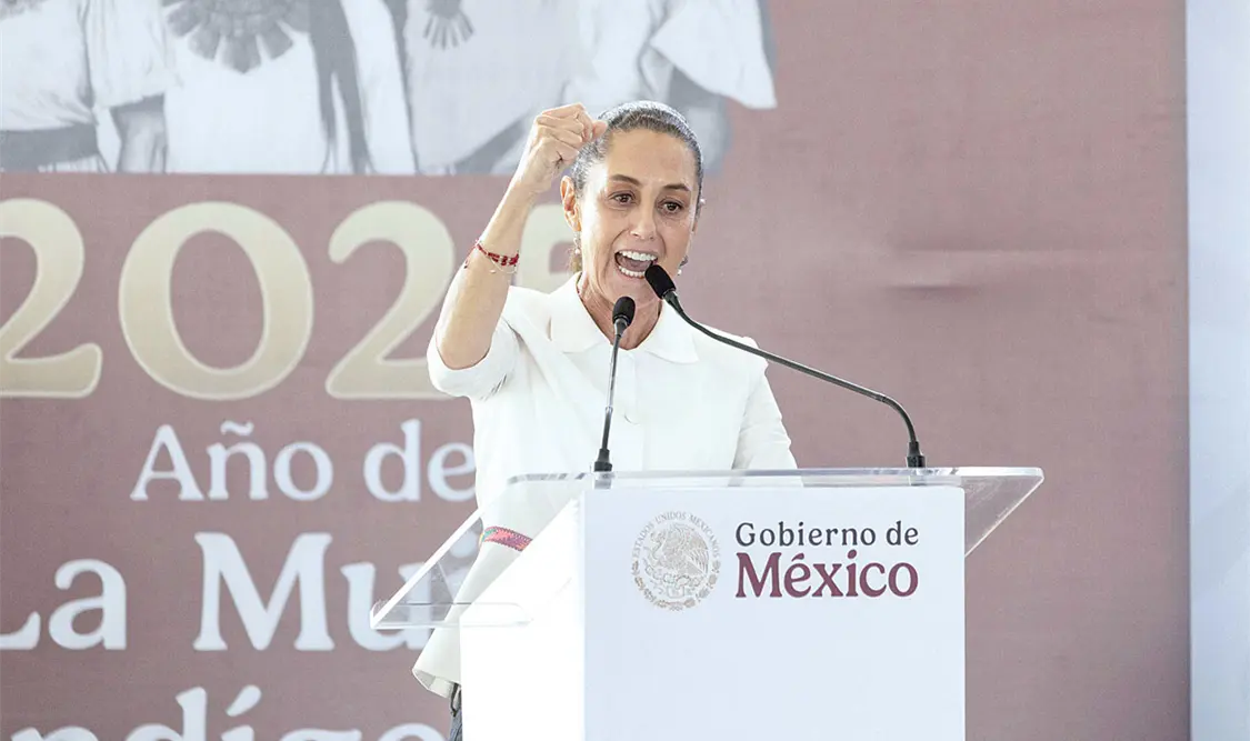 Claudia Sheinbaum y el gobernador Esteban Villegas durante la entrega de tarjetas de la Pensión Mujeres Bienestar. Cortesía