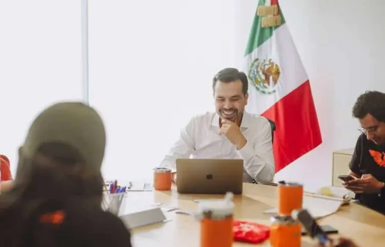 Máynez participa en conferencia en Harvard