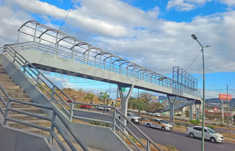 Sigue retiro de estructuras en puentes peatonales
