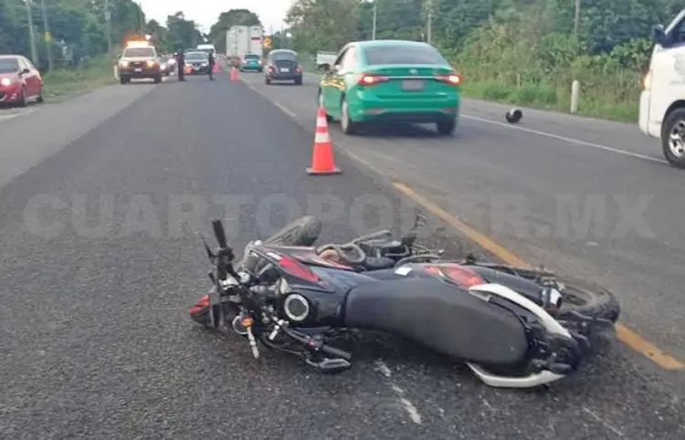 Combi y motocicleta protagonizan choque