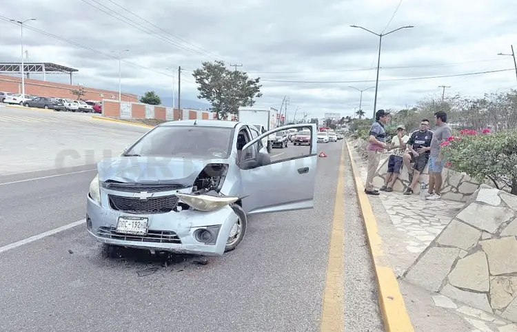 Choque por alcance deja daños cuantiosos