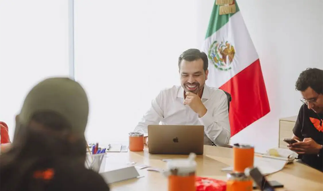 Máynez participa en conferencia en Harvard