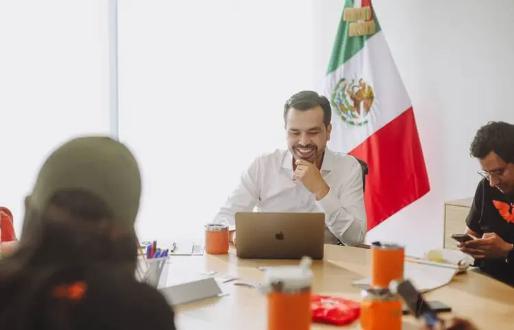 Máynez participa en conferencia en Harvard