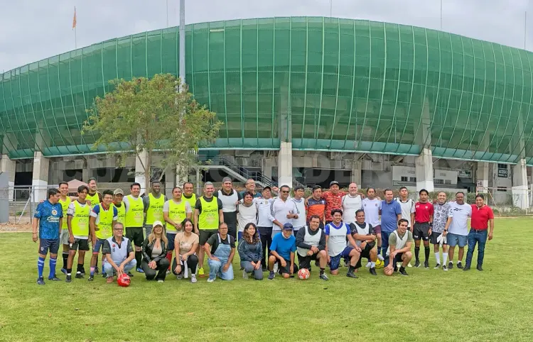 Festejan a cronistas con partido amistoso