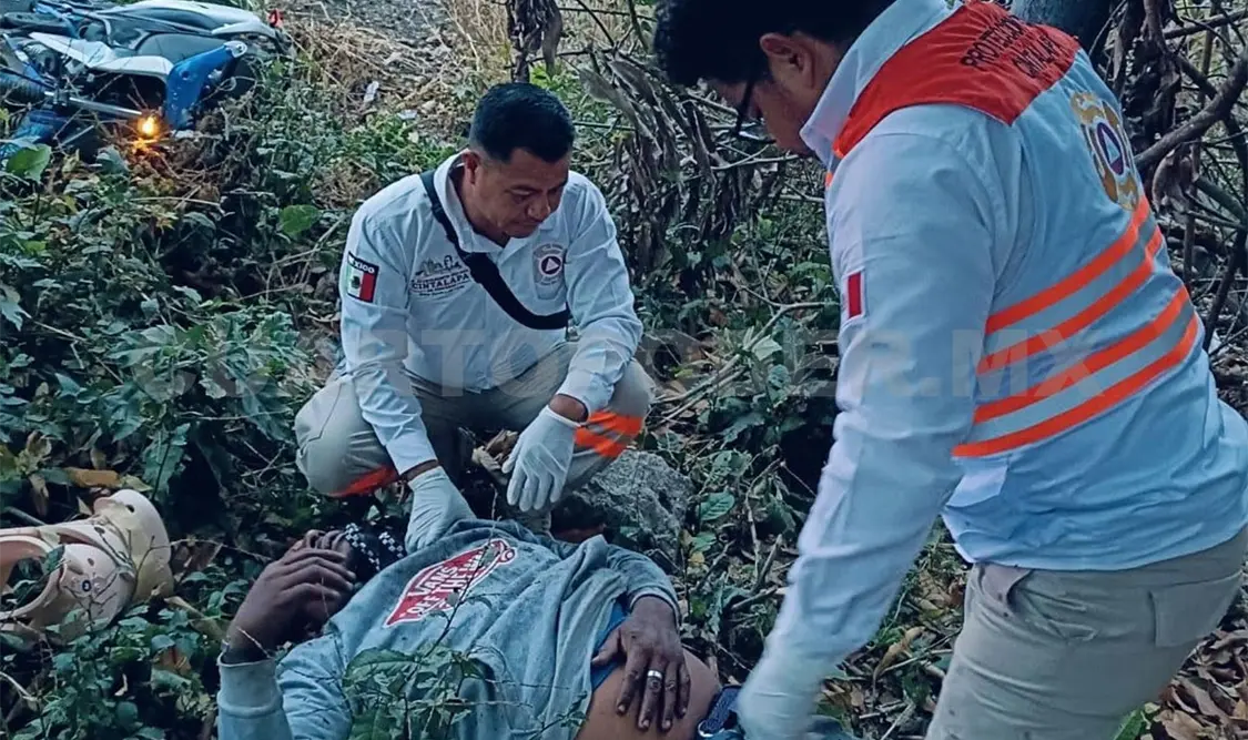 Se sale de la vía y acaba en la maleza