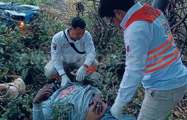Se sale de la vía y acaba en la maleza