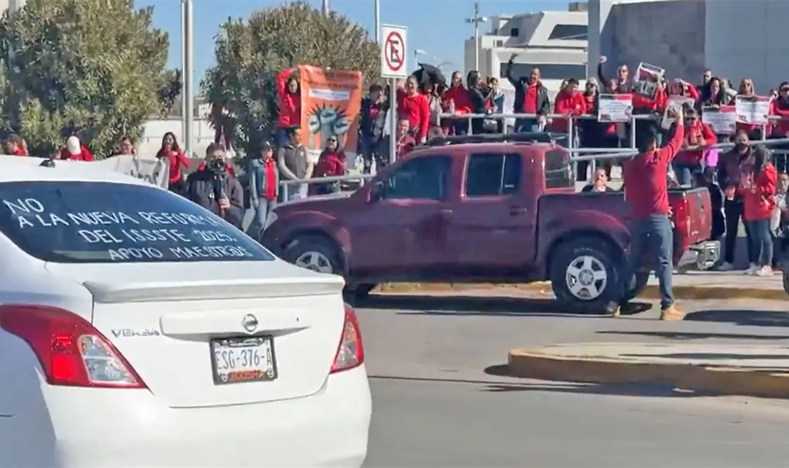 Maestros de 5 entidades también salen a protestar