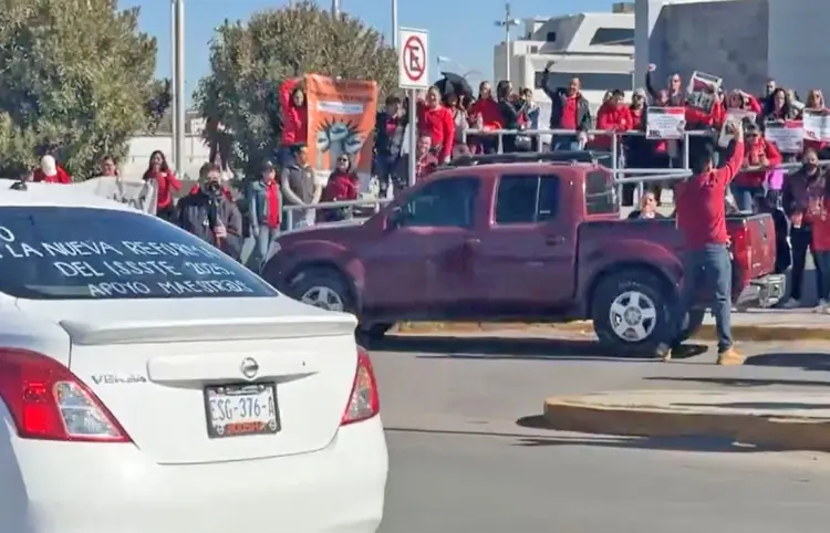 Maestros de 5 entidades también salen a protestar