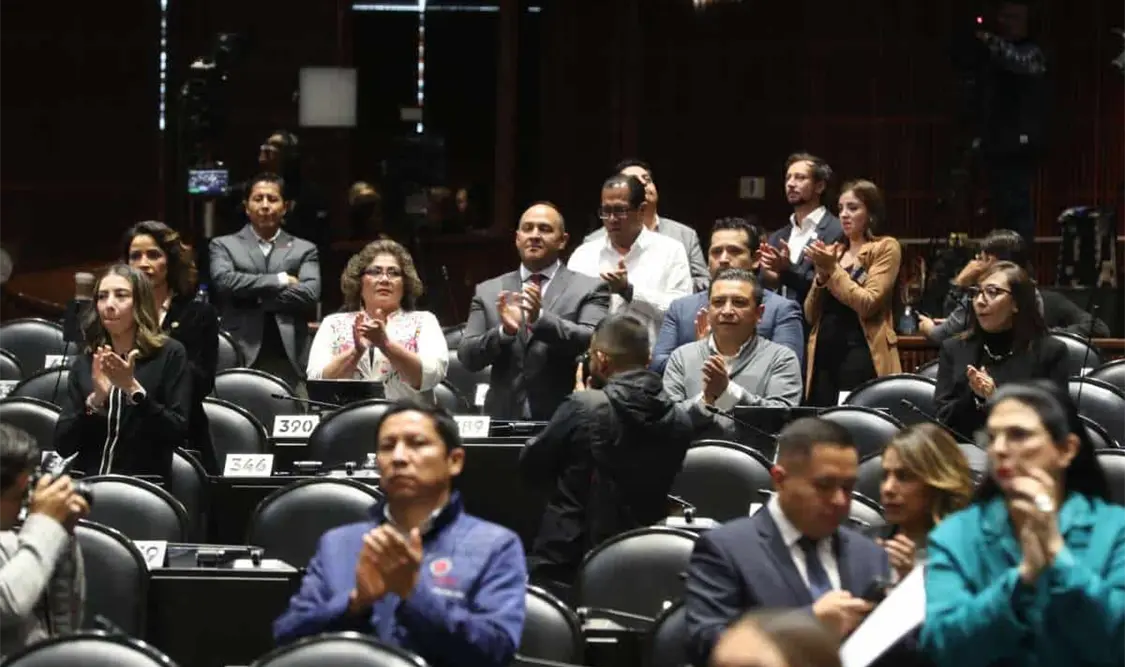 Para la entrega de reconocimiento a título personal, los diputados tienen manga ancha. Cortesía