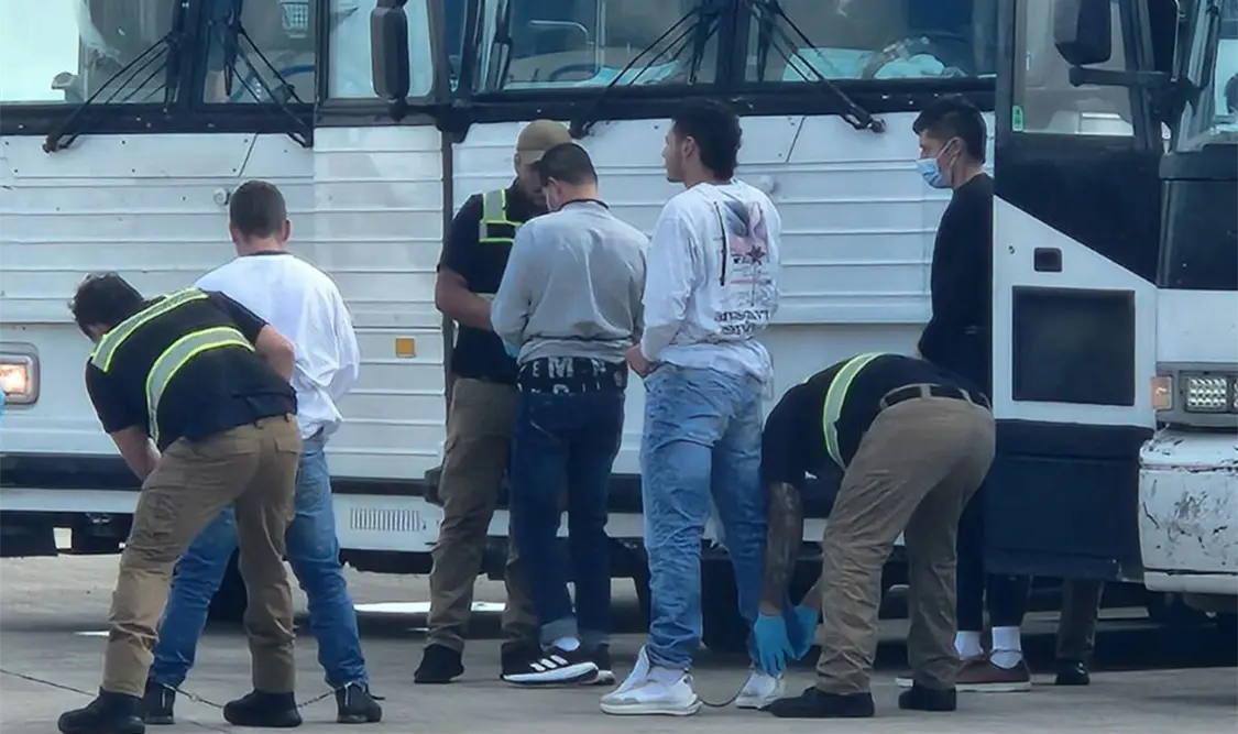 EE.UU. planea centros de detención de inmigrantes