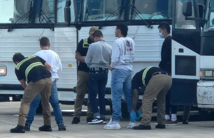 EE.UU. planea centros de detención de inmigrantes