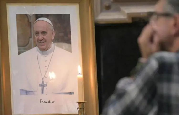 Papa Francisco presenta "leve mejoría"