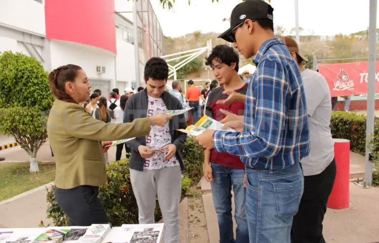 Otorgan servicios de orientación social a estudiantes