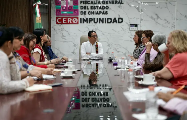 Atiende fiscal a integrantes de la Agenda Feminista