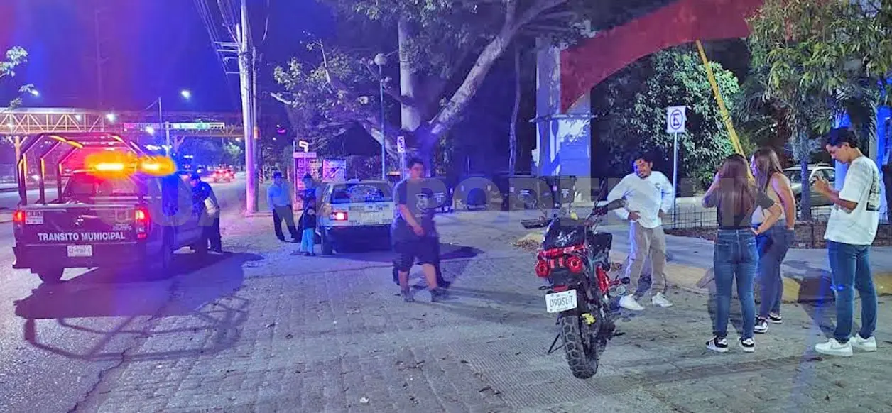 Colisiona contra taxi y acaba en el hospital