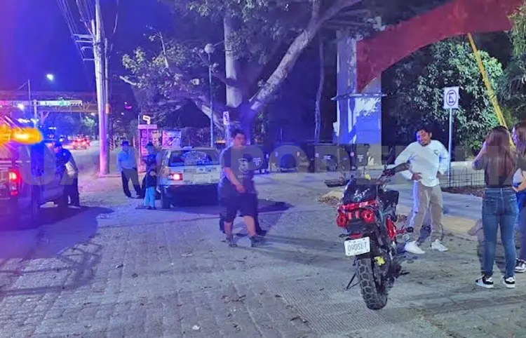 Colisiona contra taxi y acaba en el hospital
