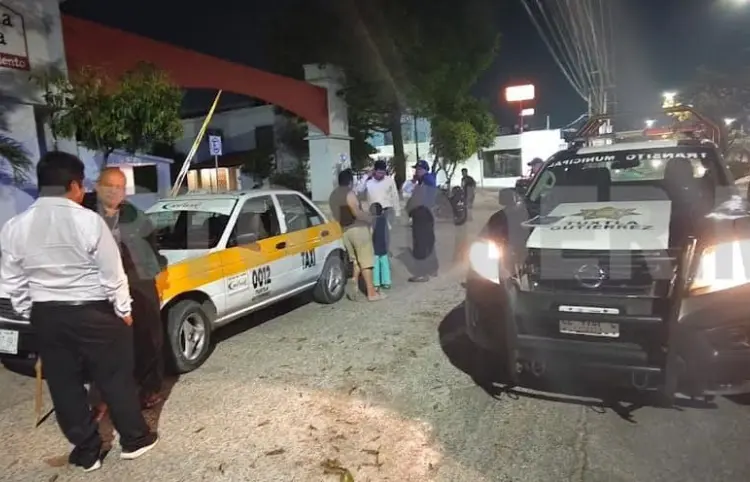 Colisiona contra taxi y acaba en el hospital