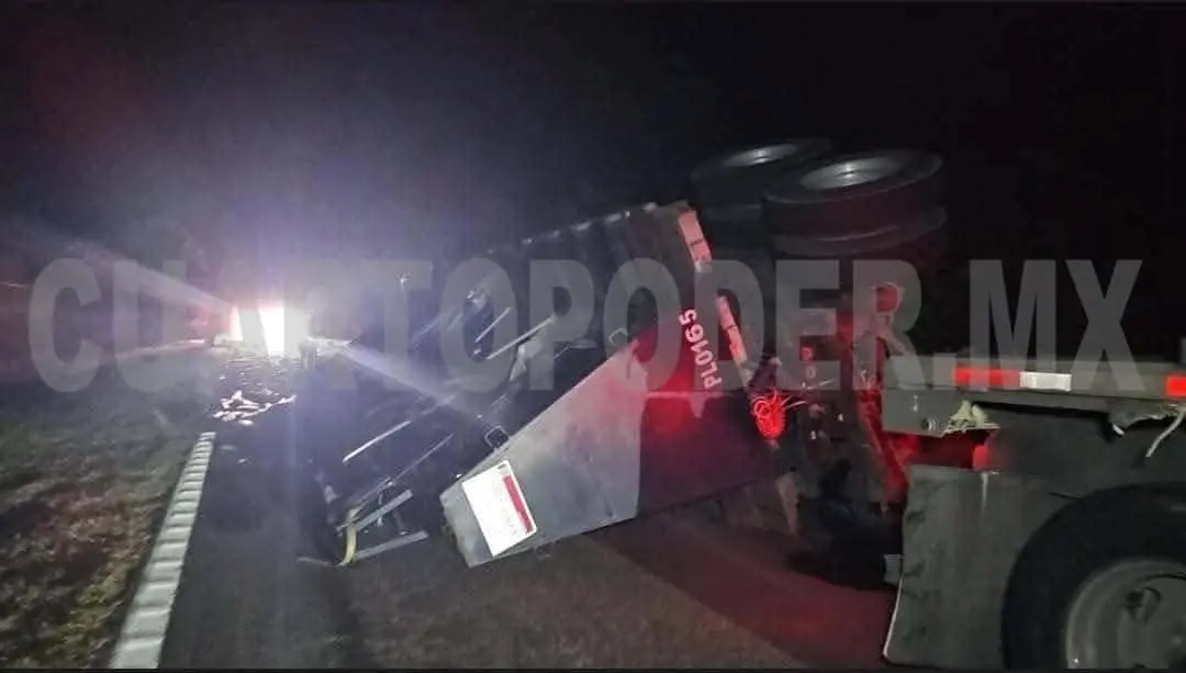 Vuelca tráiler cargado de vidrio en la carretera