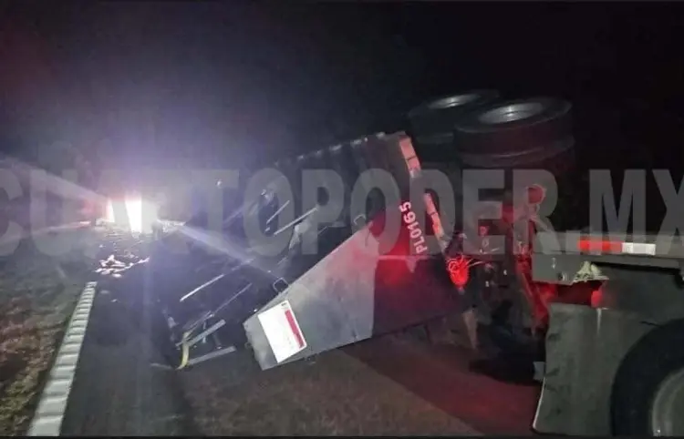 Vuelca tráiler cargado de vidrio en la carretera