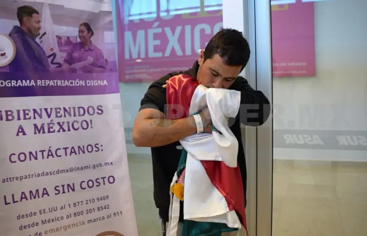 Siguen arribando deportados a Tapachula