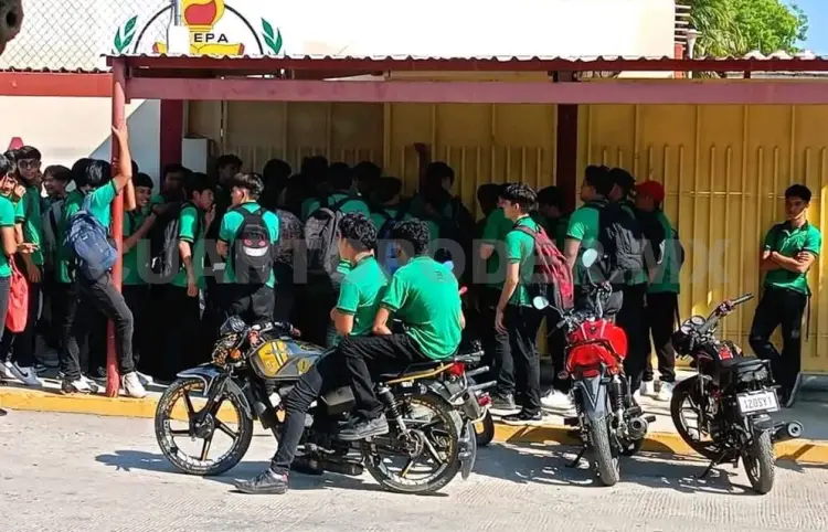 Por tener cabello largo les niegan entrada a alumnos