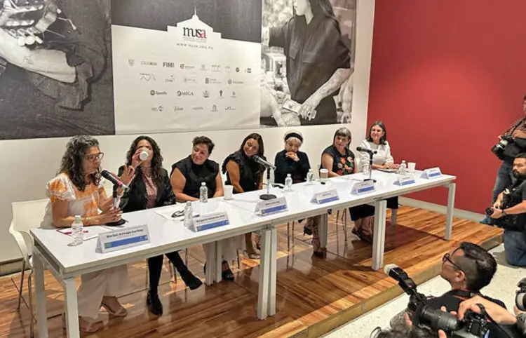 Mon Laferte inaugura exposición