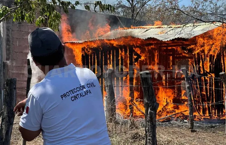 Incendio consume estructuras de madera