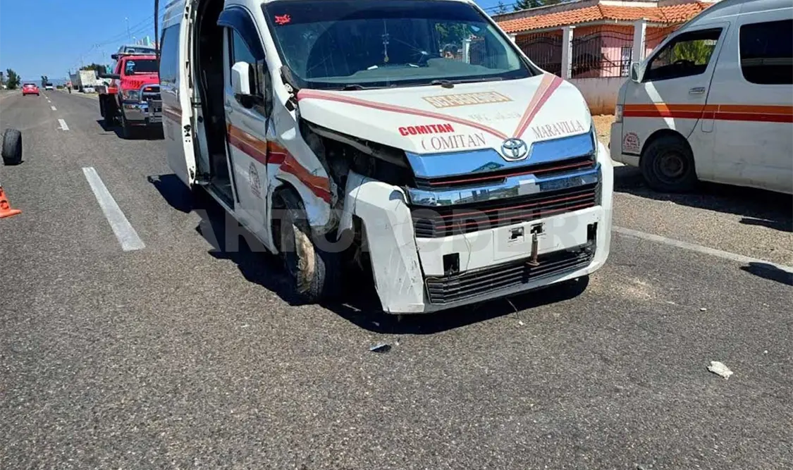 Encontronazo entre combi y Sentra