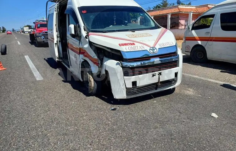 Encontronazo entre combi y Sentra