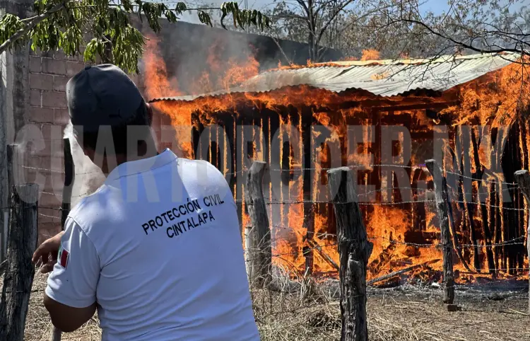 Incendio consume estructuras de madera
