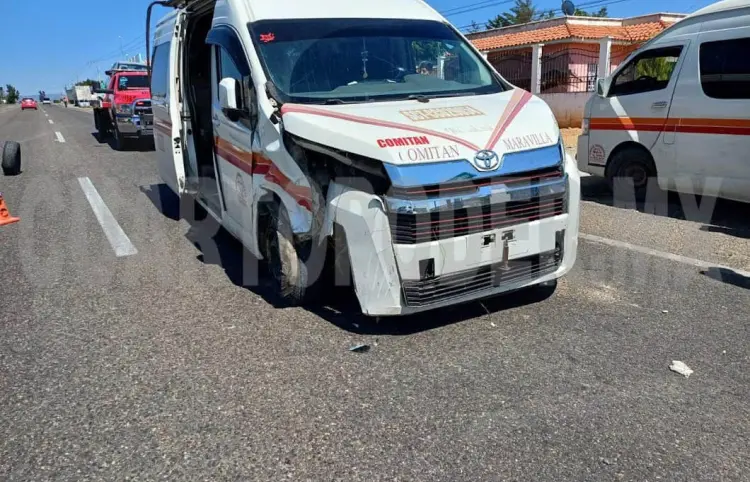 Encontronazo entre combi y Sentra