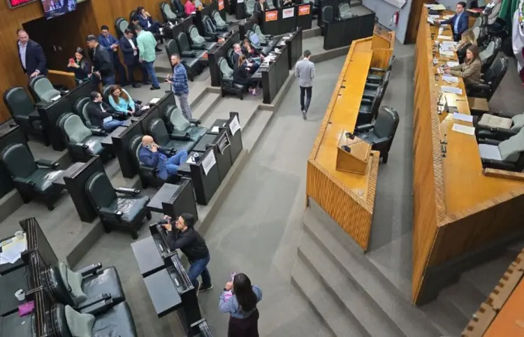 Aprueban bajar a 28 años la edad para ser gobernador