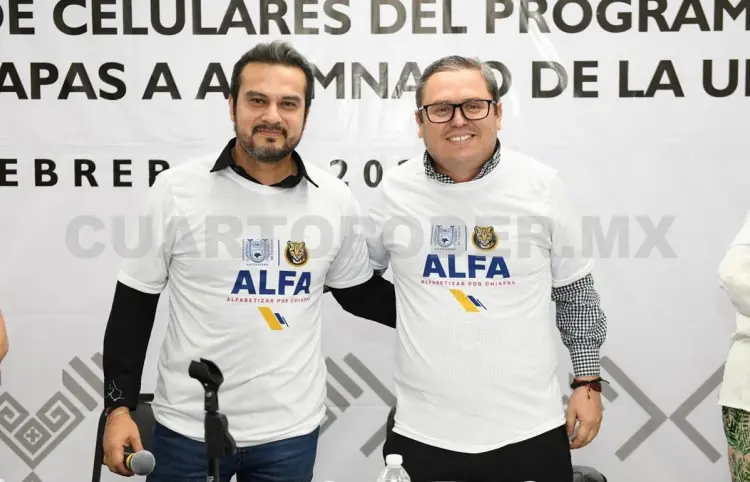 Entregan celulares a 50 estudiantes de la Unach