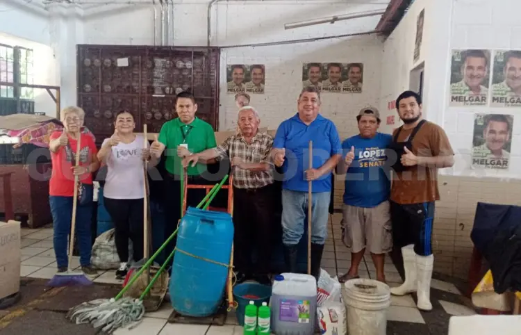 Realizan sanitización  y limpieza en mercado