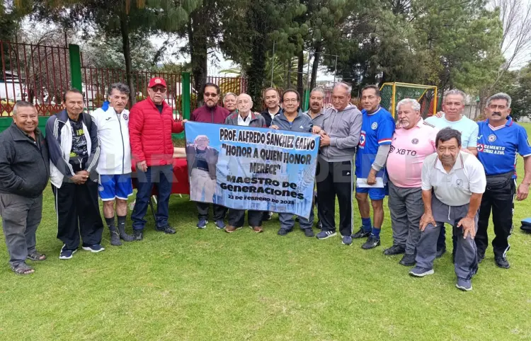 Reconocen trayectoria del maestro Alfredo Sánchez