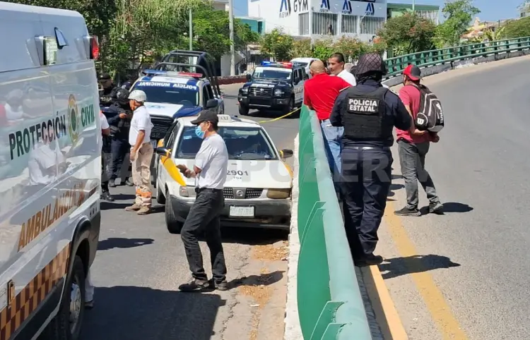 Muere ruletero mientras conducía su transporte