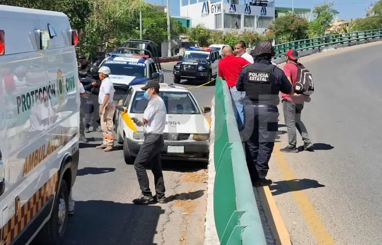 Muere ruletero mientras conducía su unidad
