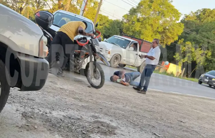 Taxista y motociclista chocan en un cruce de calles