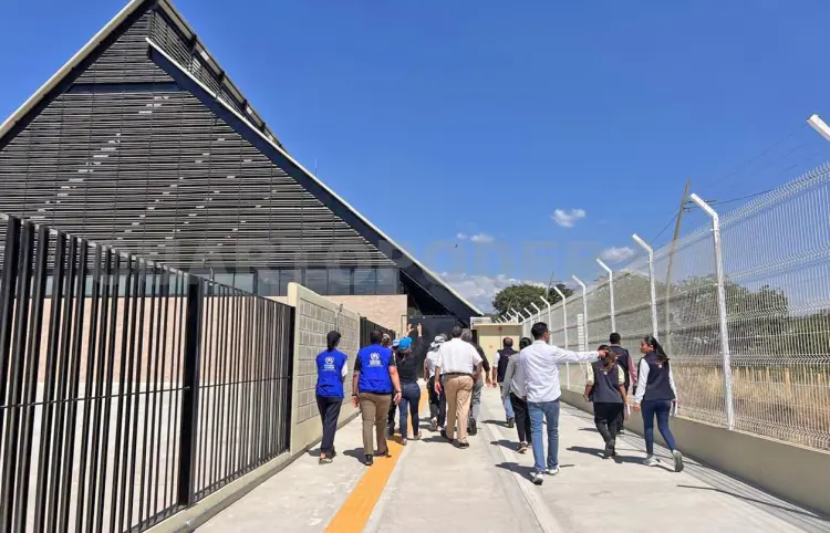 Inspeccionan avance del Centro Multiservicios